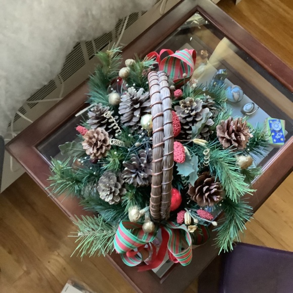Christmas evergreen basket (artificial) - Picture 4 of 5
